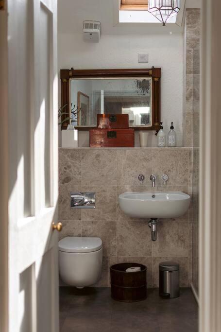 Sarah'S - A Townhouse Apartment In Georgian Holt Holt  Eksteriør bilde